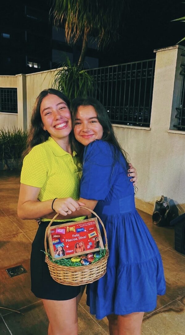 Cliente feliz com presente de Páscoa